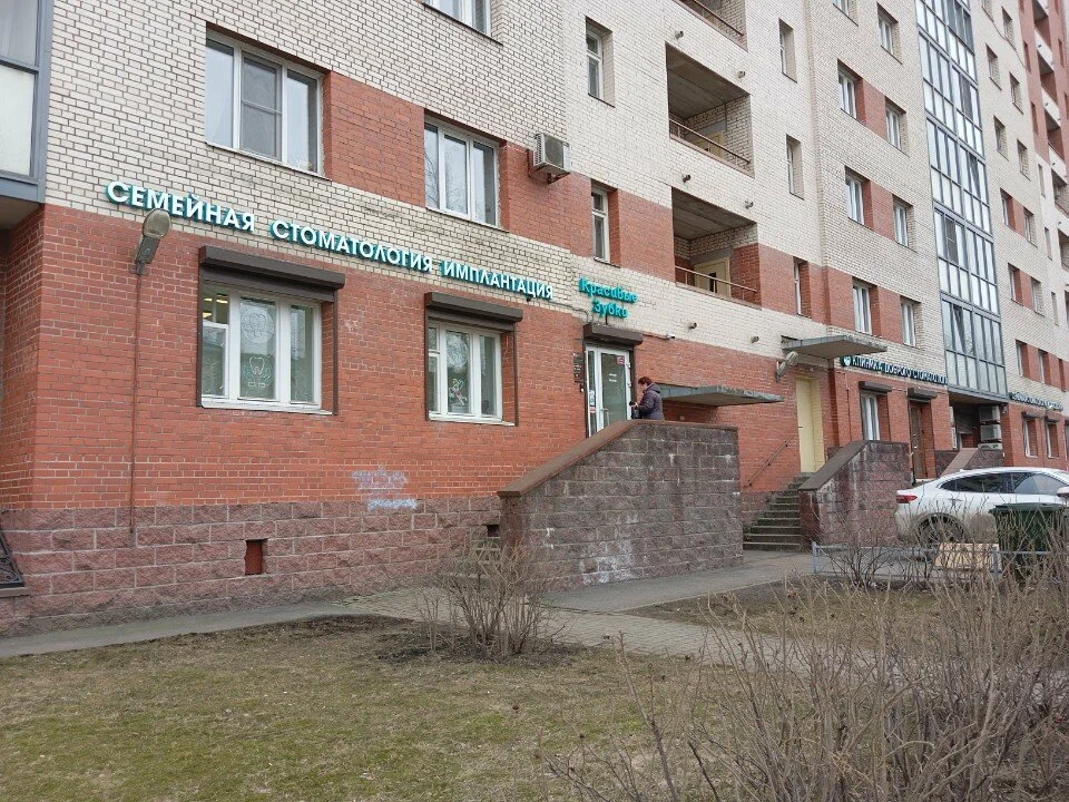 Вход в стоматологию Красивые зубки на Коллонтай 17/2